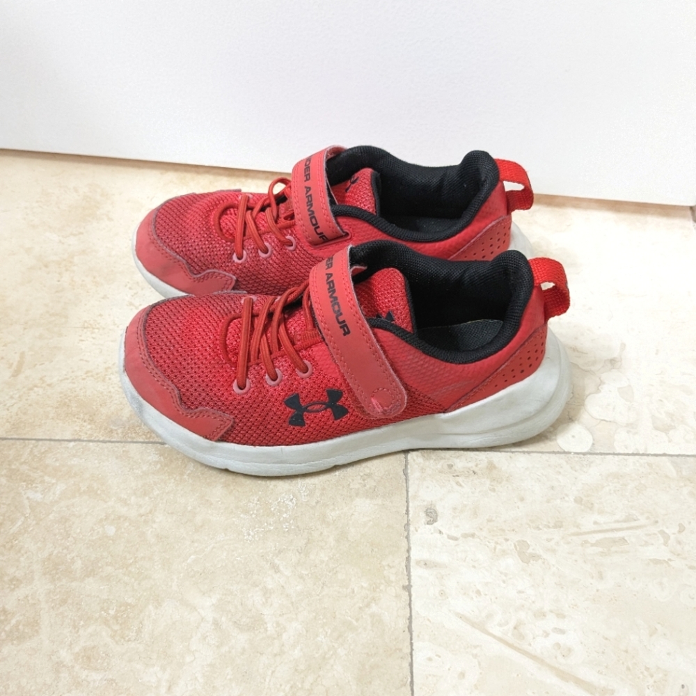 Under Armour Kids Sneakers Size 13 Pursuit 3 Velcro closure *final price*